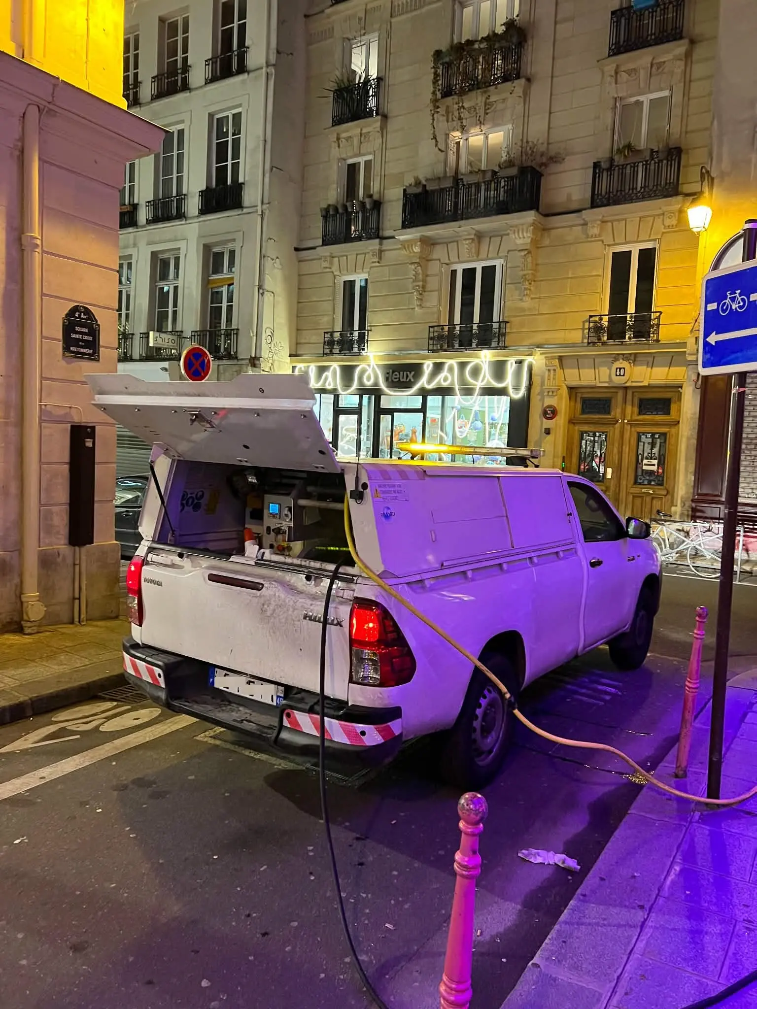 Véhicule 4x4 hydrocureur Aqua Dégo Pro en intervention de débouchage à Paris