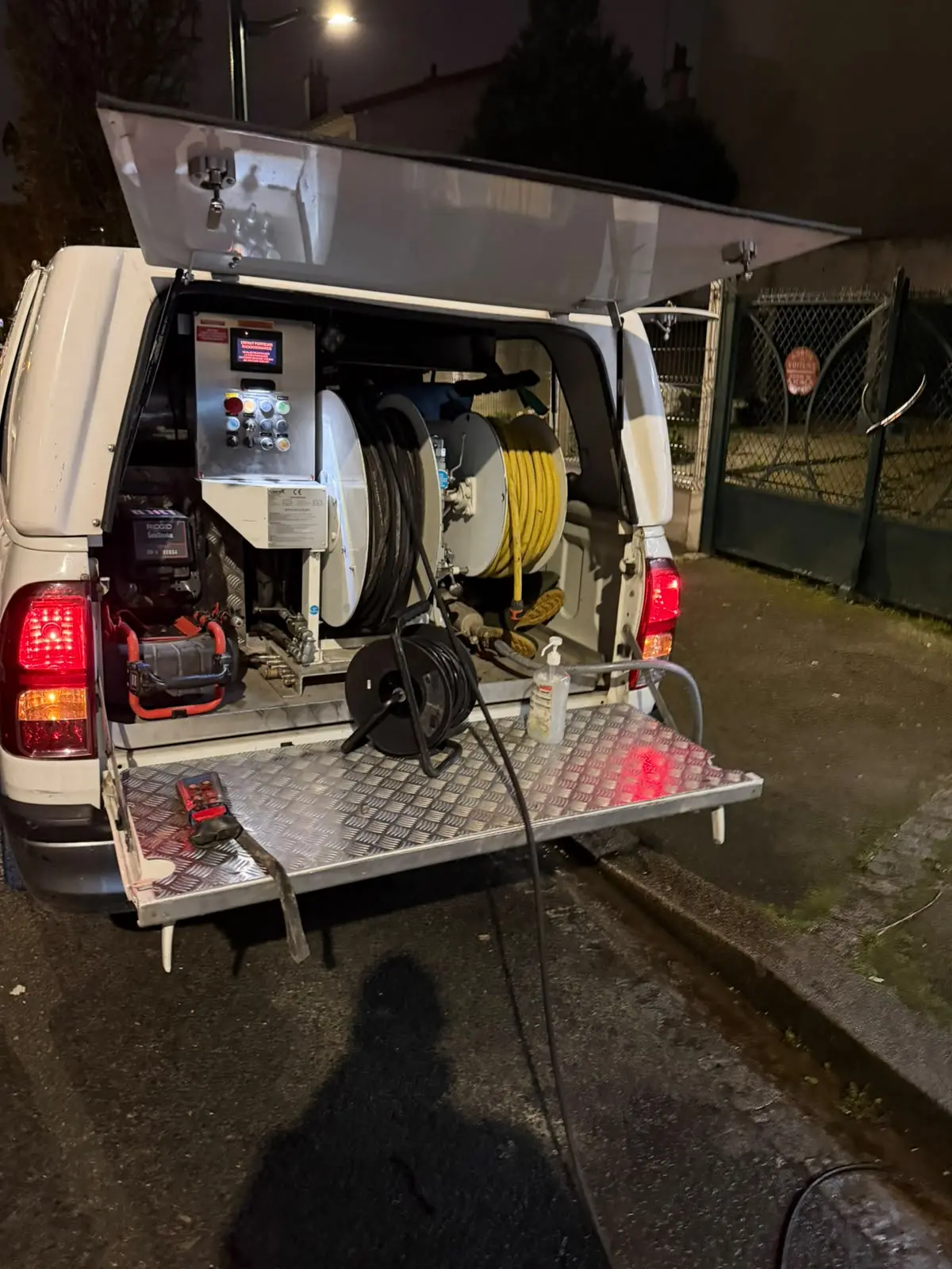 Arrière du camion hydrocureur Aqua Dégo Pro : pompe haute pression 400 bars
