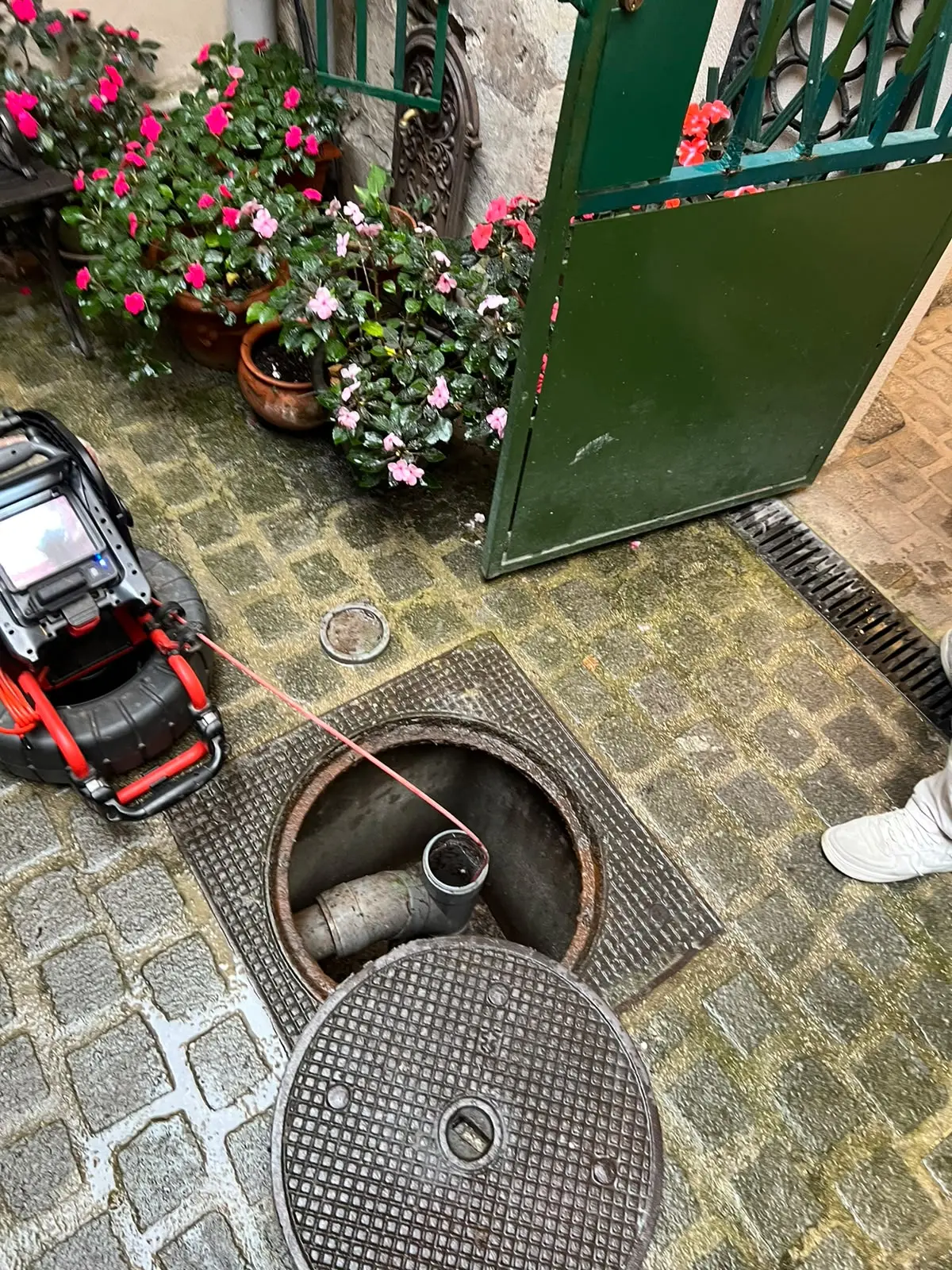Caméra d'inspection de canalisation dans le regard d'un particulier en Île-de-France