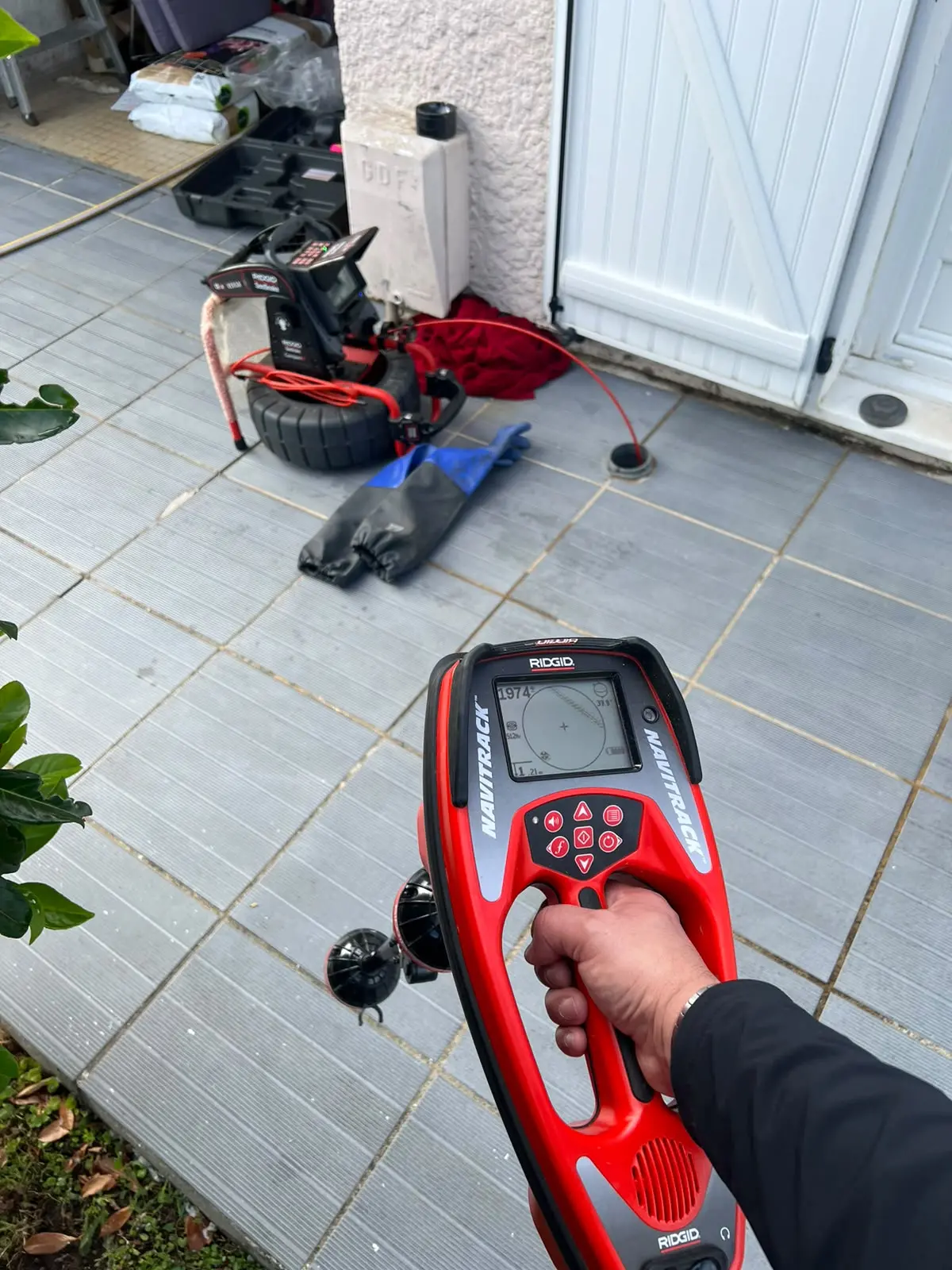 Sonde de localisation fixée sur la caméra ITV pour localiser un bouchon de canalisation