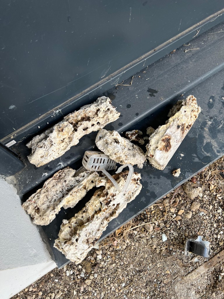 Tartre et calcaire extraits d'une canalisation par Aqua Dégo Pro